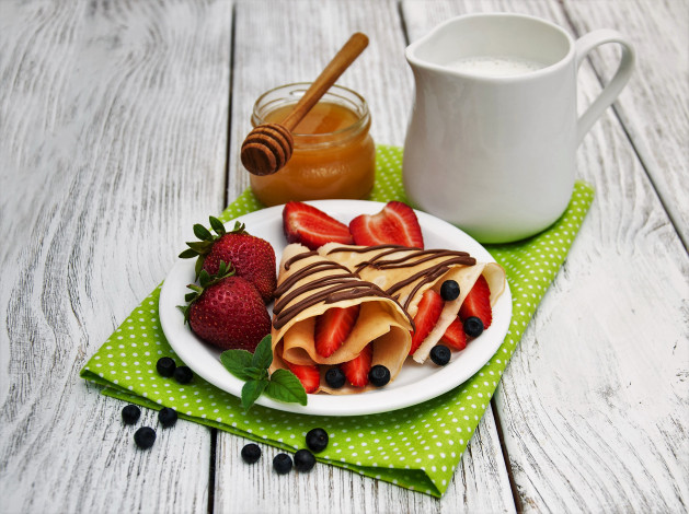 Обои картинки фото еда, блины,  оладьи, ягоды, мед, молоко, кувшин