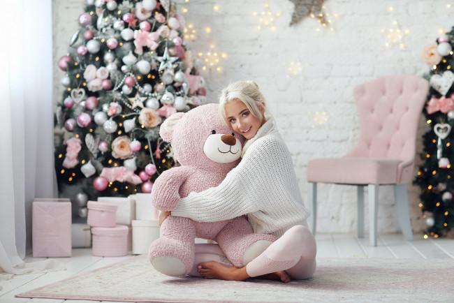 Обои картинки фото девушки, катерина ширяева, блондинка, елка, праздник, игрушечный, медведь