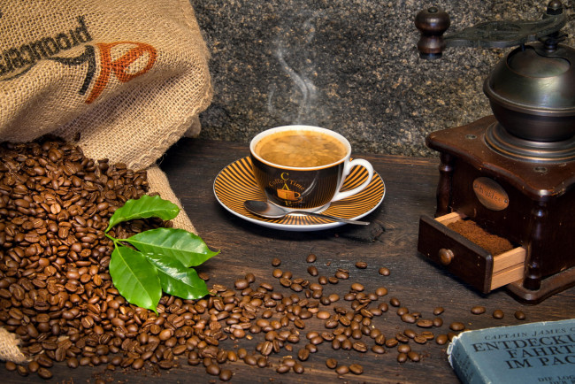 Обои картинки фото еда, кофе,  кофейные зёрна, мешок, кофемолка, зерна, кофейные, чашка