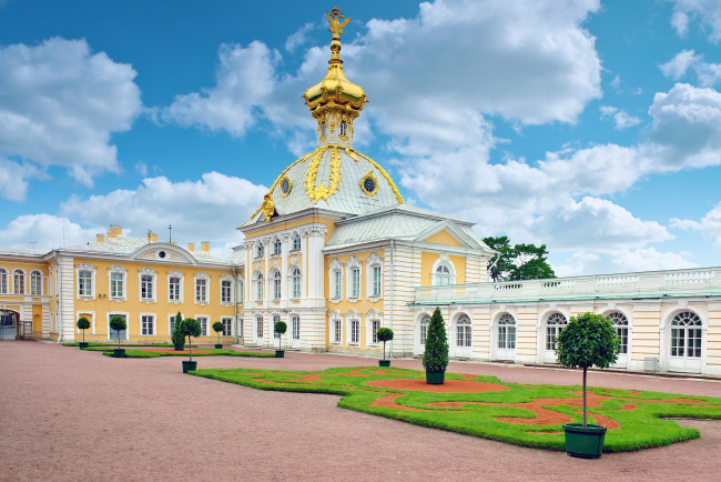 Обои картинки фото города, санкт-петербург,  петергоф , россия, петергофский, дворец, санкт, петербург, газон, герб, позолота