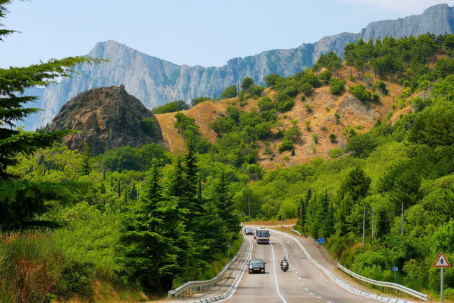 Обои картинки фото природа, дороги, россия, горы, крым, деревья, трасса, зелень