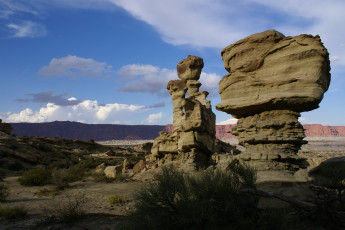 Картинка природа горы облака небо скалы камни кустарник