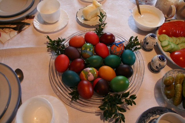 Обои картинки фото праздничные, пасха, блюдо, крашеные, яйца, соус, овощи