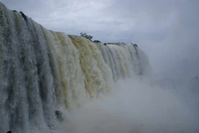 Обои картинки фото природа, водопады, водопад, туман, обрыв, сумерки
