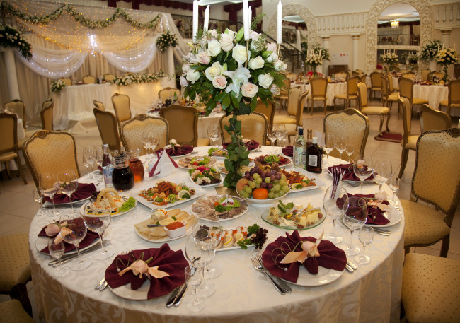 Обои картинки фото еда, сервировка, стол, салаты, цветы, стулья