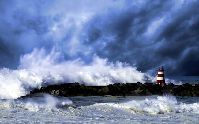 Обои картинки фото природа, стихия, океан, шторм, мол, волна, пена, маяк