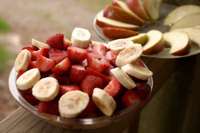 Обои картинки фото еда, фрукты, ягоды, бананы, клубника