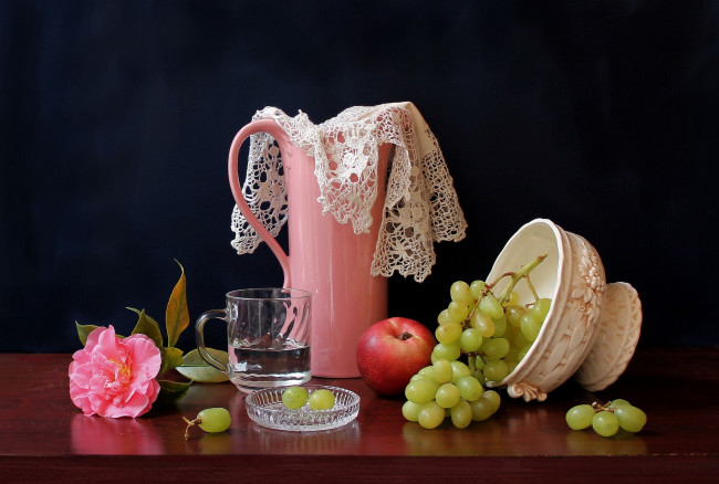 Обои картинки фото еда, натюрморт, кувшин, яблоко, виноград, камелия