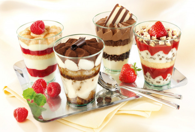 Обои картинки фото еда, мороженое, десерты, стружка, шоколад, малина, клубника, лакомство, какао, чайные, ложечки, зеркало, ягоды