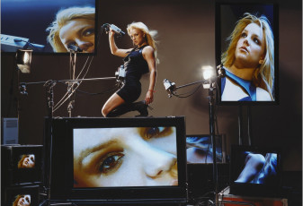 Картинка музыка britney+spears аппаратура камеры телевизоры блондинка певица бритни спирс экраны коллаж