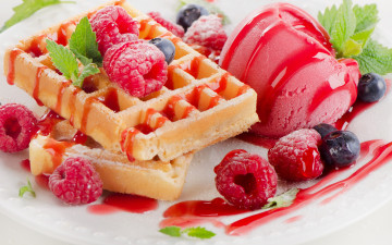 Картинка еда мороженое +десерты десерт ягоды малина вафли
