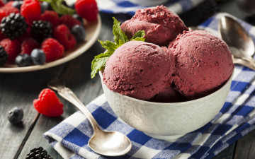 Картинка еда мороженое +десерты ложка ягоды десерт
