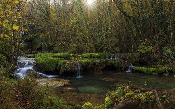 Картинка природа реки озера лучи солнца деревья ручей водопад лес франция jura franche-comte