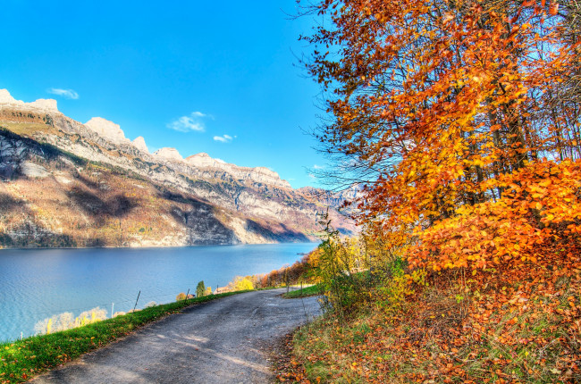 Обои картинки фото природа, реки, озера, дорога, озеро, горы, осень, листья, деревья, небо