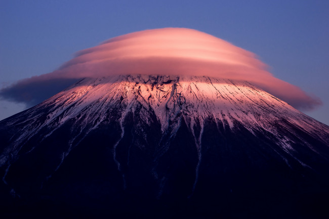 Обои картинки фото природа, горы, небо, синее, вечер, облако, гора, фудзияма, фудзи, Япония, дымка