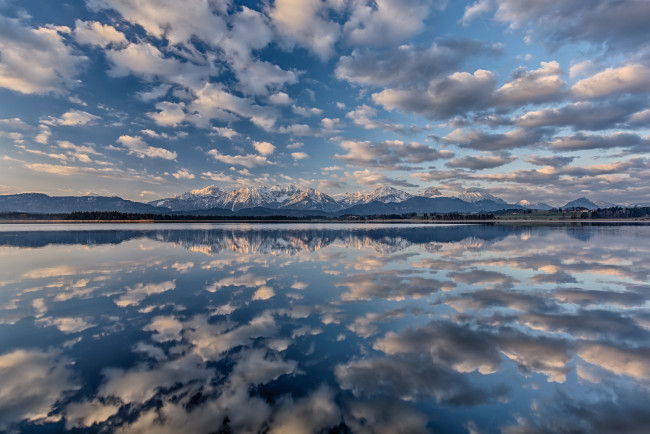 Обои картинки фото природа, реки, озера, снег, небо, облака, горы, отражение, озеро