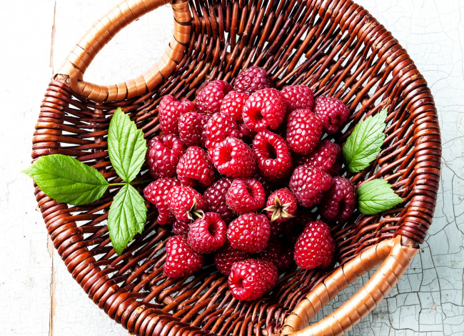 Обои картинки фото еда, малина, ягоды, berries, raspberry, листочки, корзина