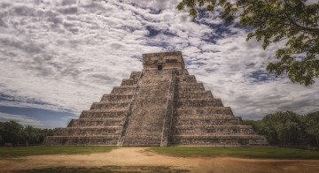 Картинка pyramid+of+kukulcan+at+the+ancient+city+chich`en+itza+in+mexico города -+исторические +архитектурные+памятники пирамида ступенчатая