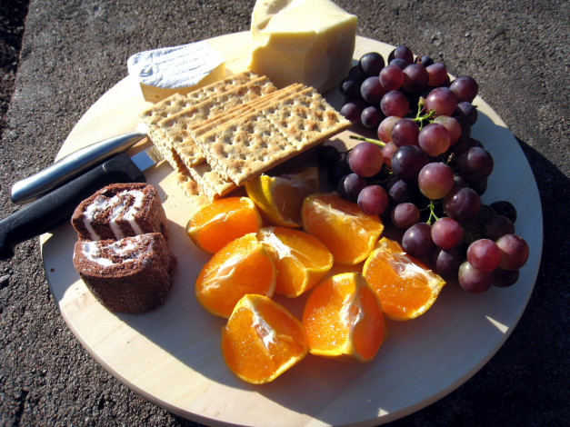 Обои картинки фото еда, разное, хлебцы, сыр, виноград, апельсин