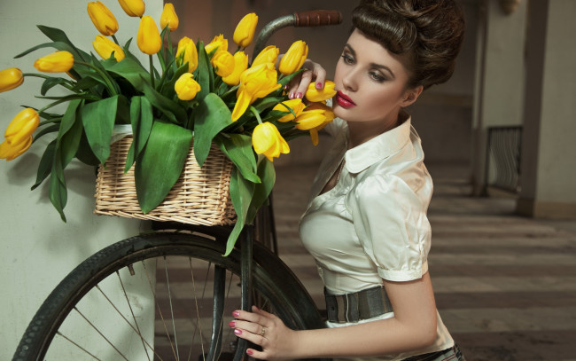 Обои картинки фото девушки, -unsort , брюнетки,  шатенки, прическа, блузка, велосипед, корзина, цветы, тюльпаны, желтые