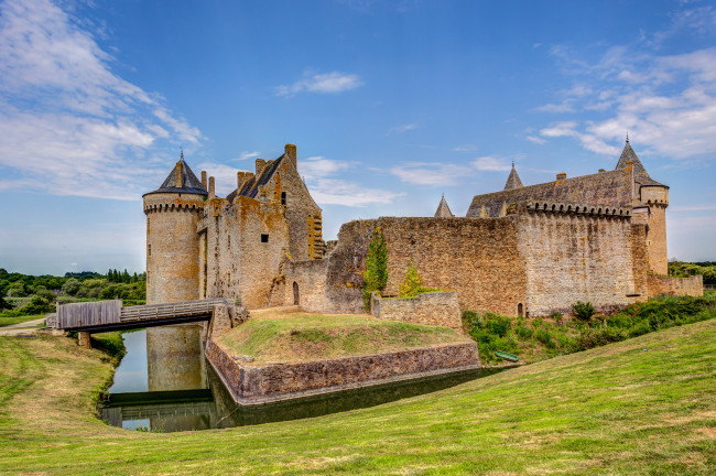 Обои картинки фото chateau de suscinio, города, замки франции, замок, ров, мост