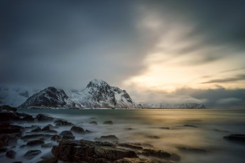 Картинка природа побережье снег горы рассвет тучи небо камни туман озеро