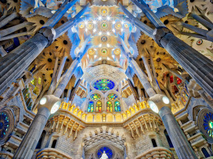 Картинка barcelona sagrada+familia интерьер убранство +роспись+храма sagrada familia