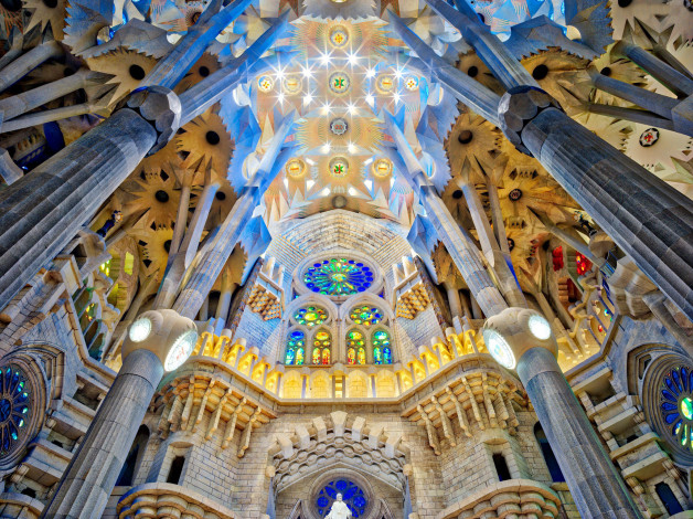 Обои картинки фото barcelona, sagrada familia, интерьер, убранство,  роспись храма, sagrada, familia