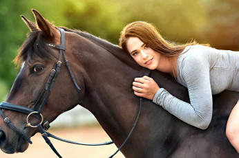 Картинка девушки -+брюнетки +шатенки лошадь наездница