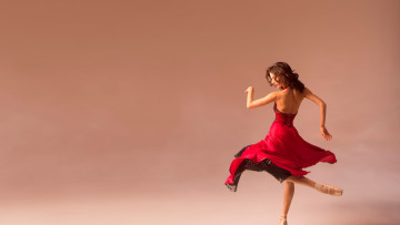 Картинка девушки -+брюнетки +шатенки брюнетка танцовщица балерина алое платье танец