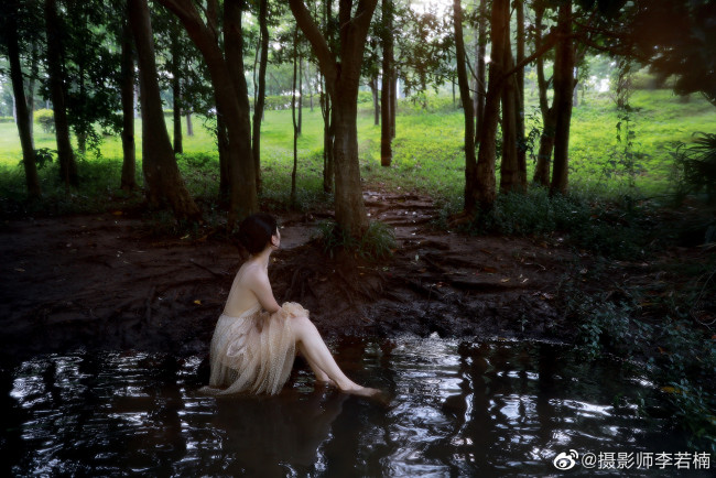 Обои картинки фото девушки, - азиатки, девушка, озеро, деревья, тропа
