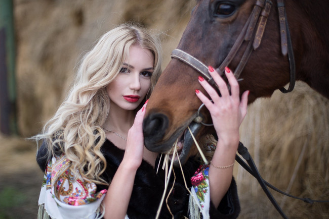 Обои картинки фото девушки, - блондинки,  светловолосые, блондинка, взгляд, лошадь, платок