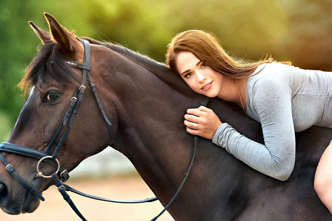 Обои картинки фото девушки, - брюнетки,  шатенки, лошадь, наездница