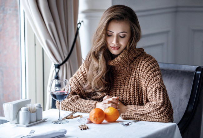 Обои картинки фото девушки, - брюнетки,  шатенки, вино, апельсины, шатенка, свитер