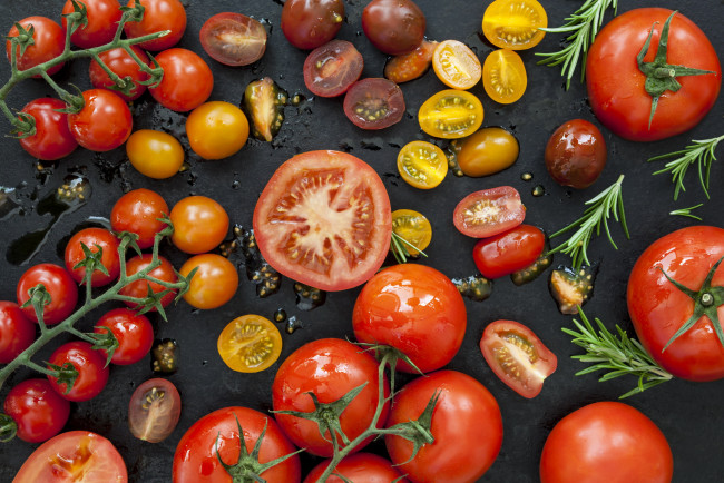 Обои картинки фото еда, помидоры, розмарин, томаты, ассорти