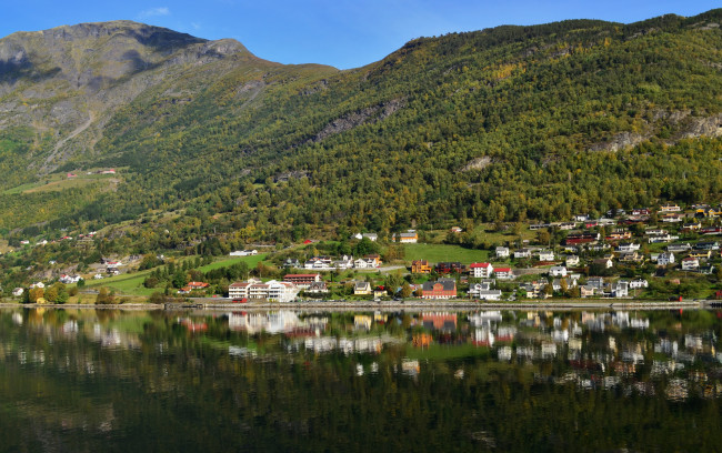 Обои картинки фото аурландсфьорд, норвегия, города, пейзажи, дома, озеро, горы