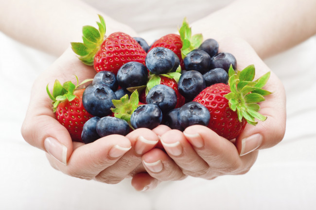 Обои картинки фото еда, фрукты,  ягоды, голубика, клубника, ладони, ягоды, руки