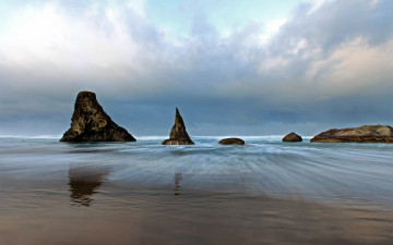 Картинка природа побережье пасмурно облака песок камни море скалы
