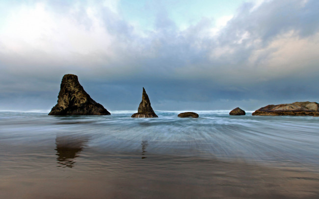 Обои картинки фото природа, побережье, пасмурно, облака, песок, камни, море, скалы