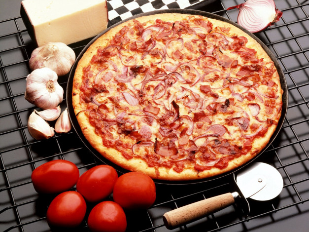 Обои картинки фото еда, пицца, чеснок, помидоры, лук, сыр, томаты