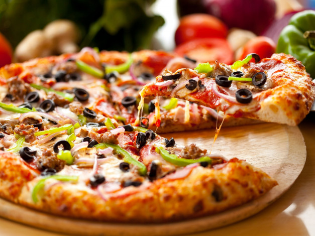 Обои картинки фото еда, пицца, помидоры, перец, маслины, сыр