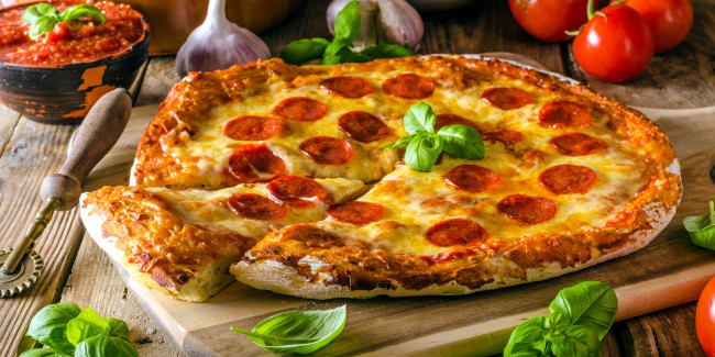 Обои картинки фото еда, пицца, колбаса, базилик, чеснок, сыр