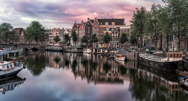 Обои картинки фото города, амстердам , нидерланды, баржи, канал, отражение