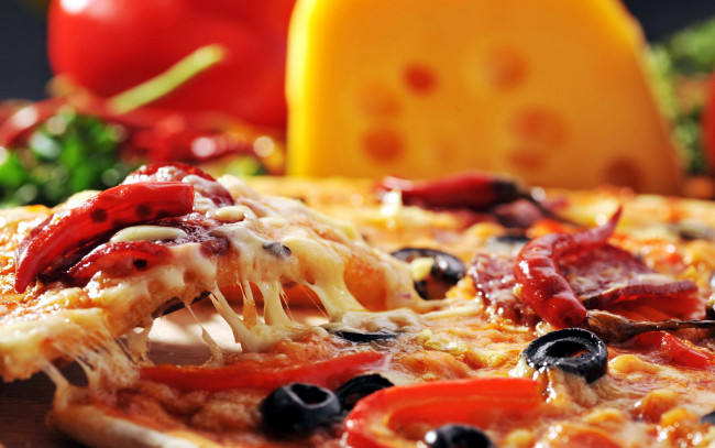 Обои картинки фото еда, пицца, маслины, сыр, перец, помидоры