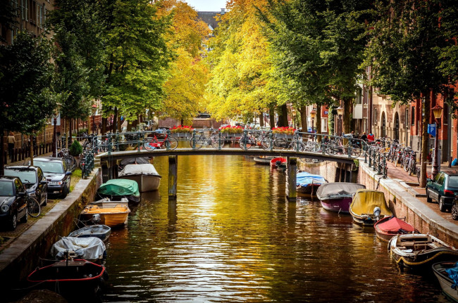 Обои картинки фото города, амстердам , нидерланды, велосипеды, лодки, мост, канал