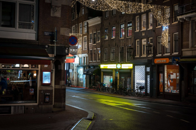 Обои картинки фото города, амстердам , нидерланды, гирлянда, вечер, улица