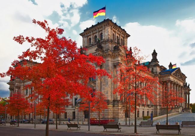 Обои картинки фото города, берлин , германия, флаг, осень, скамейки