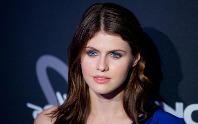 Обои картинки фото alexandra daddario, девушки, alexandra, daddario, девушка, актриса, брюнетка, поза, взгляд, красотка, стройная, сексуальная, портрет, лицо, причёска, макияж