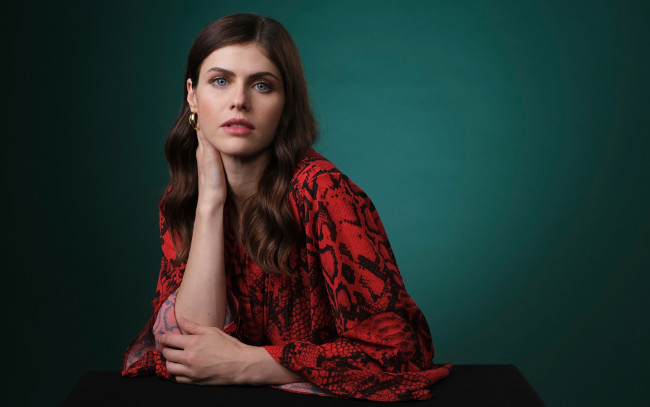 Обои картинки фото alexandra daddario, девушки, alexandra, daddario, платье, красный, девушка, актриса, брюнетка, поза, взгляд, красотка, стройная, сексуальная, портрет, лицо, причёска, макияж