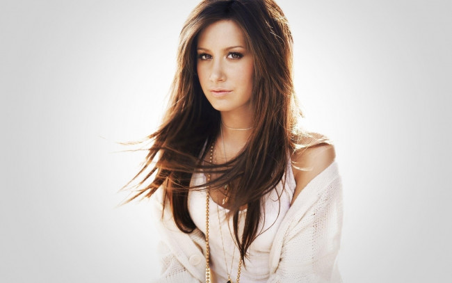 Обои картинки фото девушки, ashley tisdale, шатенка, лицо, украшения, кофта